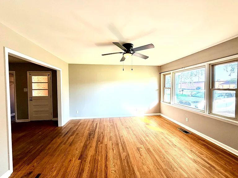 1711 Clarence Dr — Photo 3