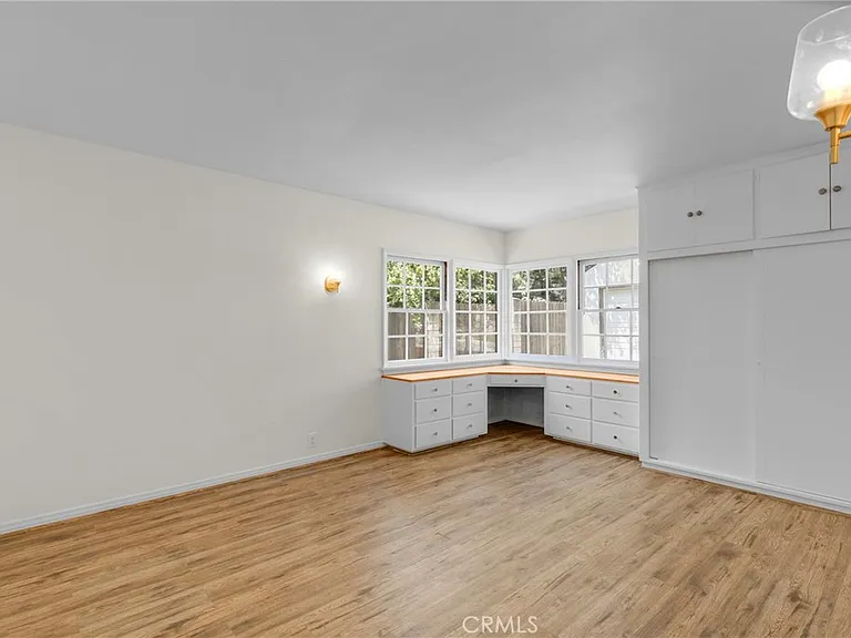 2151 N Altadena Dr — Photo 20