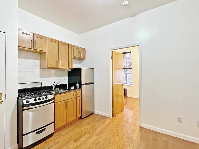 330 E 15th St #2F — Photo 6
