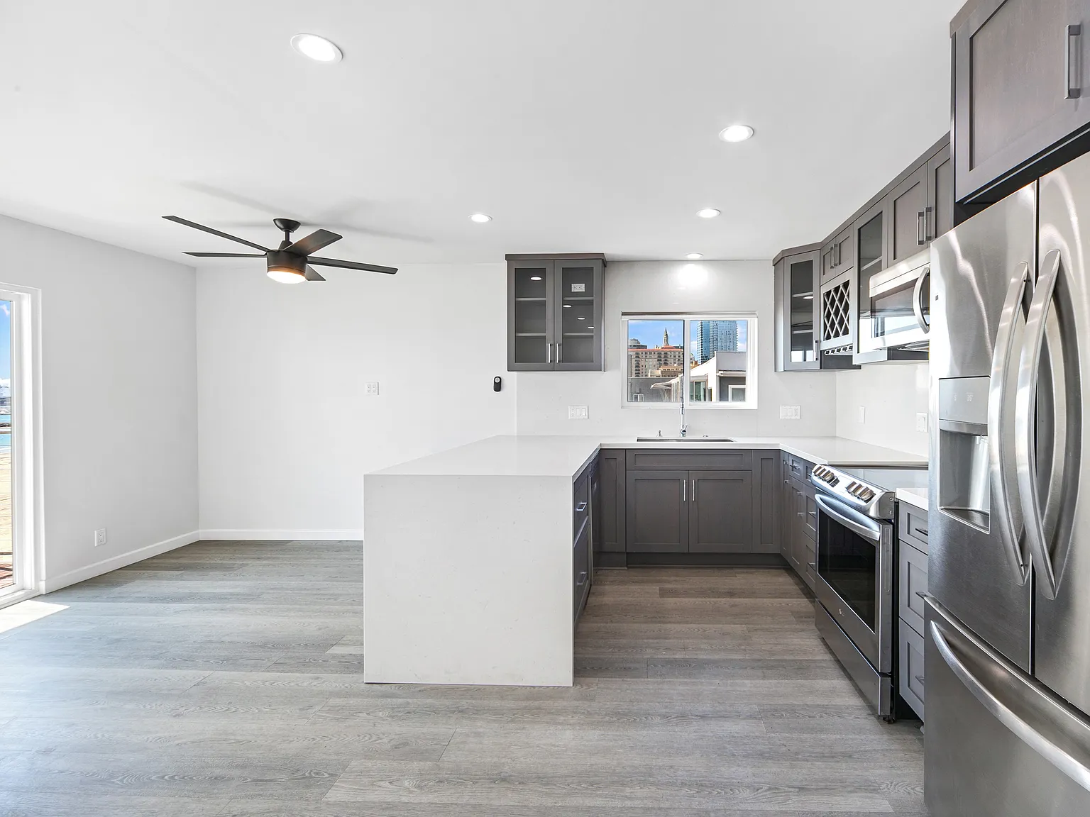2 bed, 850 sqft, $3,495 — Photo 3