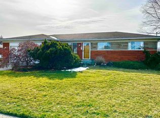 38051 Seaway Ct, Harrison Township, MI