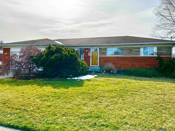 38051 Seaway Ct, Harrison Township, MI 48045