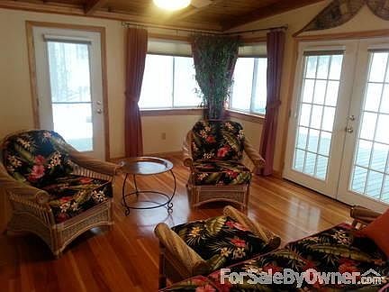 Exposed beams
						:
						Recessed lighting