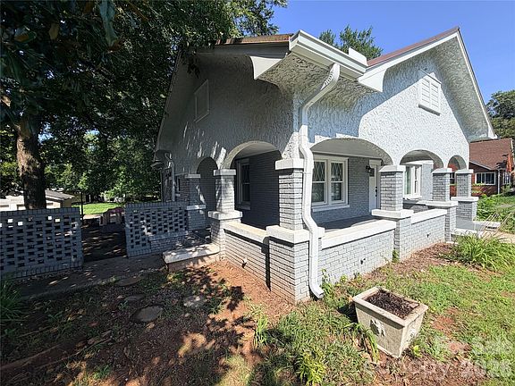 3rd image of 2709 N Main Ave