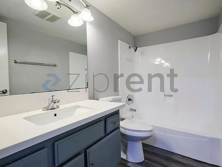 213 E Acacia St #C — Photo 15