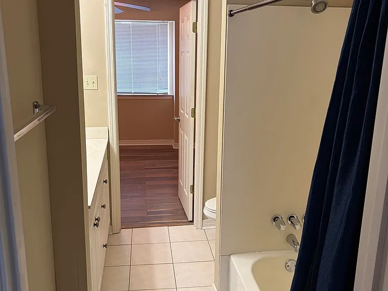 913 W Rothland St #A — Photo 30