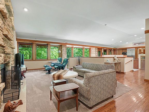 4th image of 16 Truman Dr
