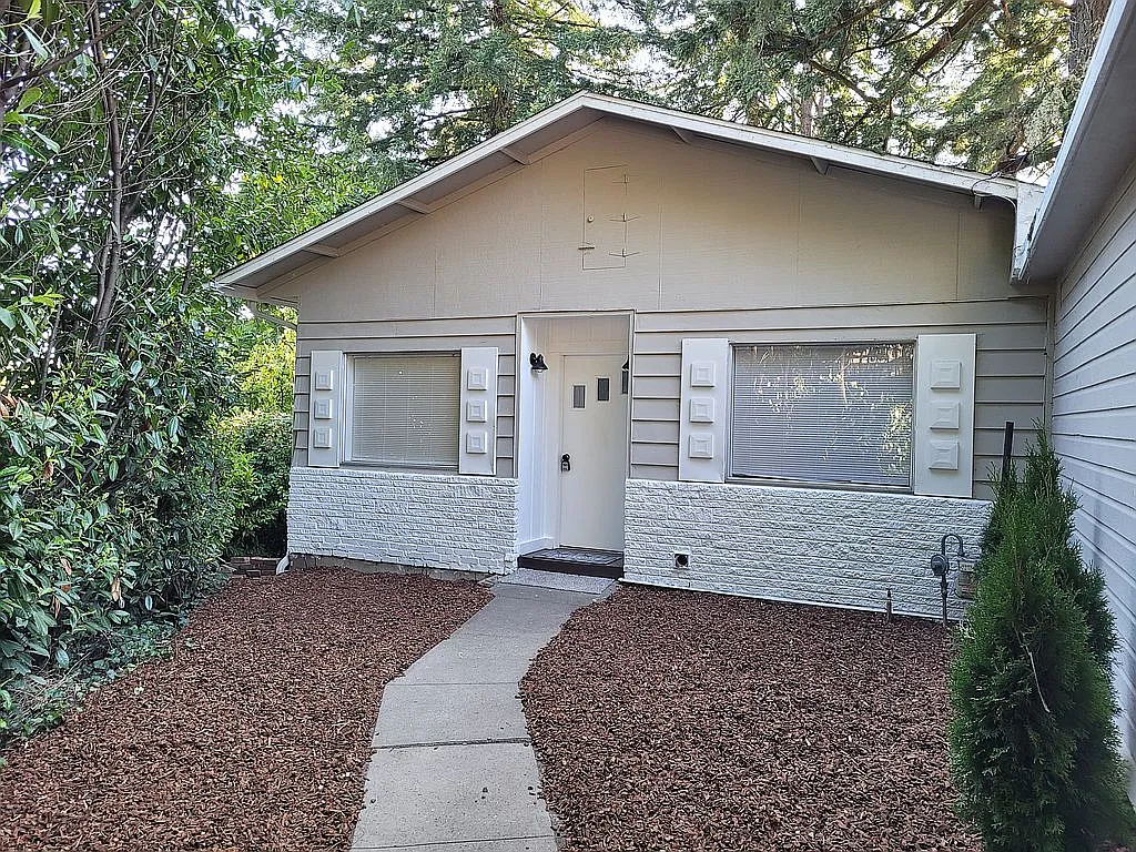 749 NW Elizabeth St photo 1