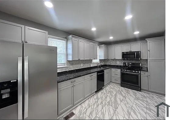 3 bed, $2,500 — Photo 2