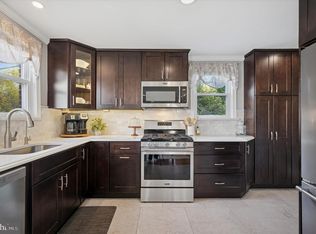 607 Acorn St, Philadelphia, PA 19128