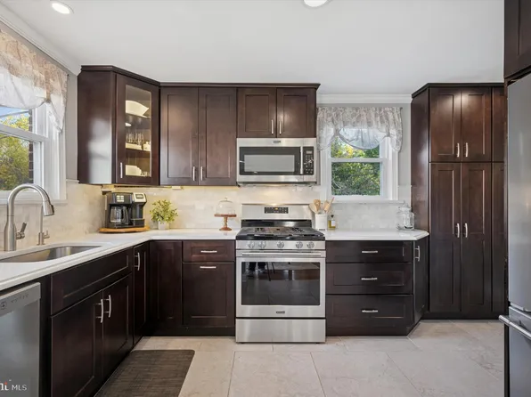 607 Acorn St, Philadelphia, PA 19128