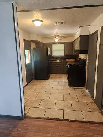 5913 S Santa Fe Ave — Photo 2