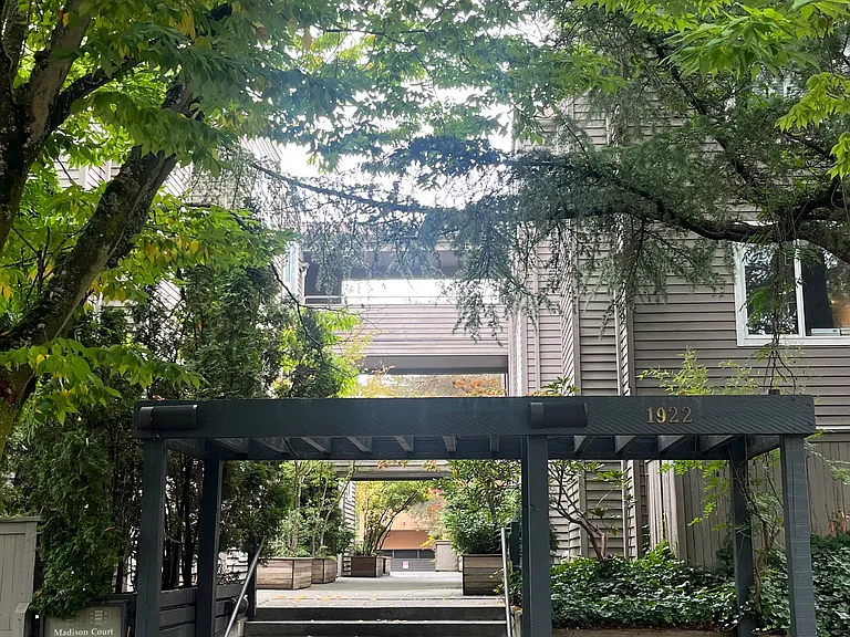 Madison Court — Photo 1