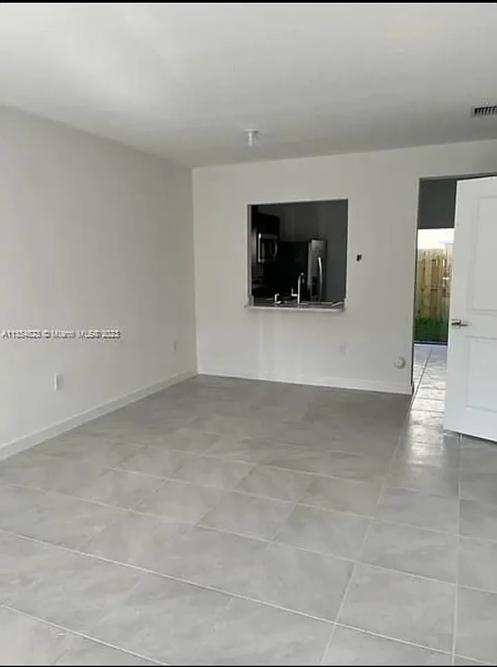 2 bed, 2.5 bath, 1210 sqft, $2,400 — Photo 3