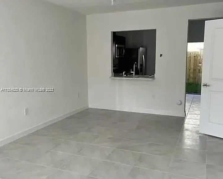 452 NE 5th St #1 — Photo 3