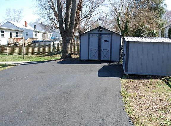 3rd image of 2315 Oakwood Ln
