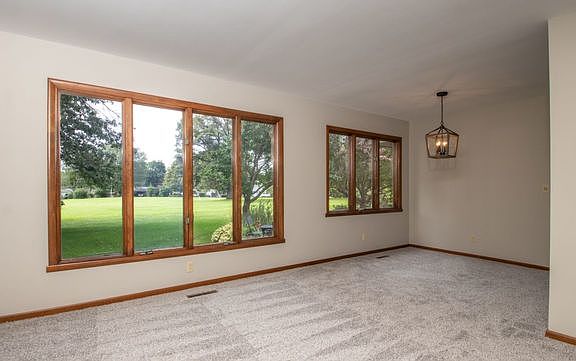 4th image of 1920 Sweetbriar Ln