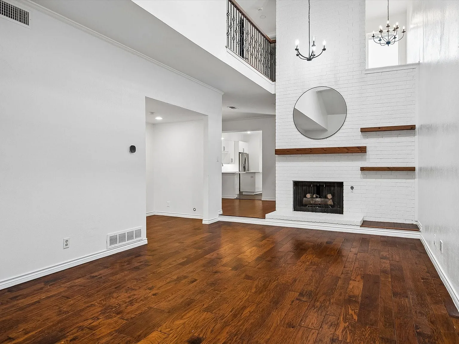 3 bed, 3.0 bath, 2444 sqft, $3,800 — Photo 3
