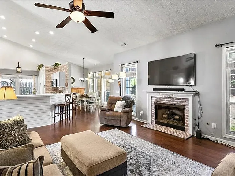 4015 Delamar Dr — Photo 9