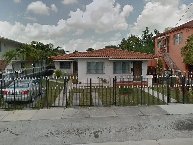 975 SW 10th St — Photo 10