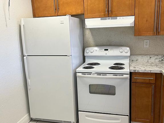 3rd image of 482 NE 165th St #507