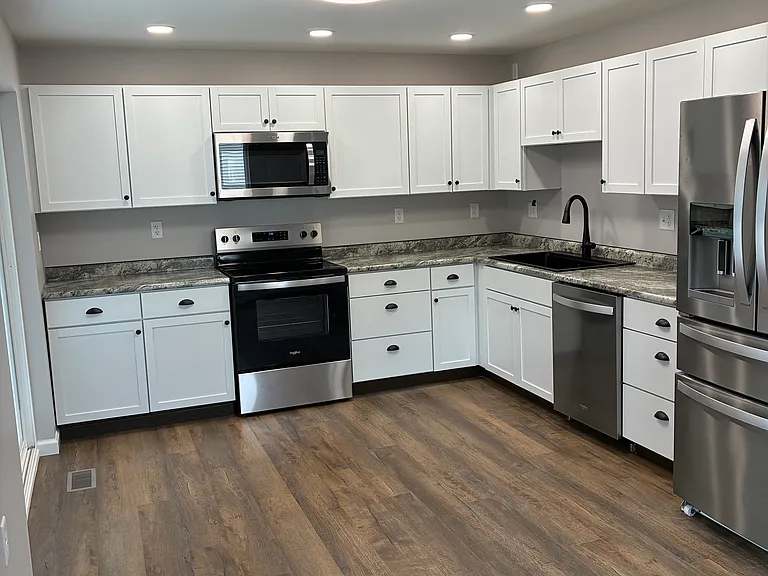 103 Rosewood Dr — Photo 2