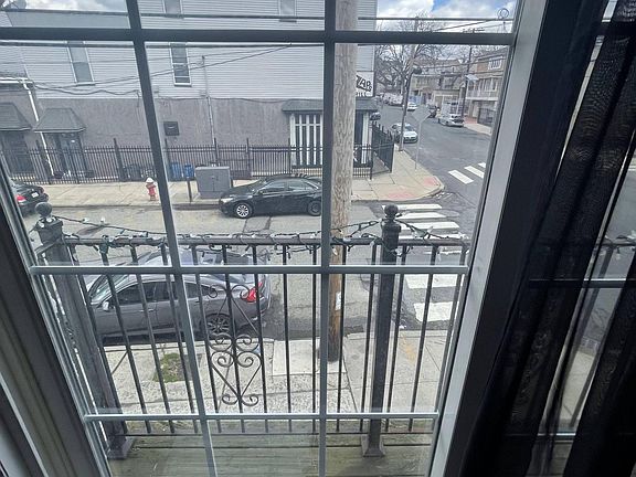 5th image of 81 Jefferson Ave Floor 2