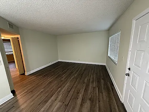 Sunset Square Apartments — Photo 8