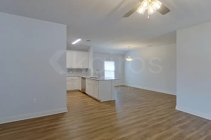 3 bed, 2.0 bath, 1618 sqft, $2,025 — Photo 2