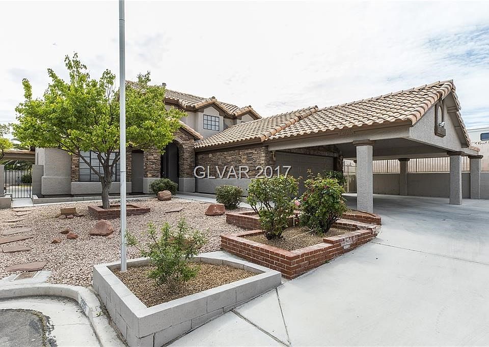 Great curb appeal on a quiet culde-sac!