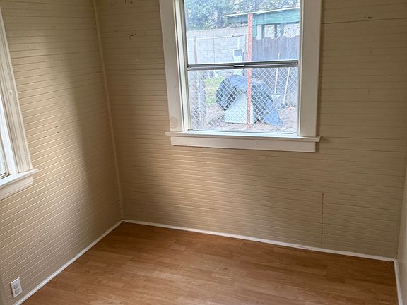 5th image of 902 Kenwood Ave #902