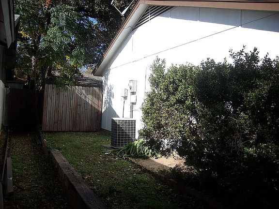 4th image of 1109 Pin Oak Dr