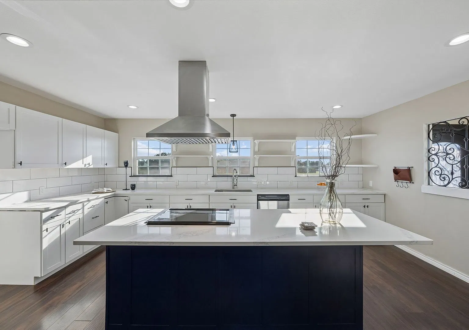 Two Acres. Endless Sunsets. Room to Breathe. Welcome Home! — Photo 4