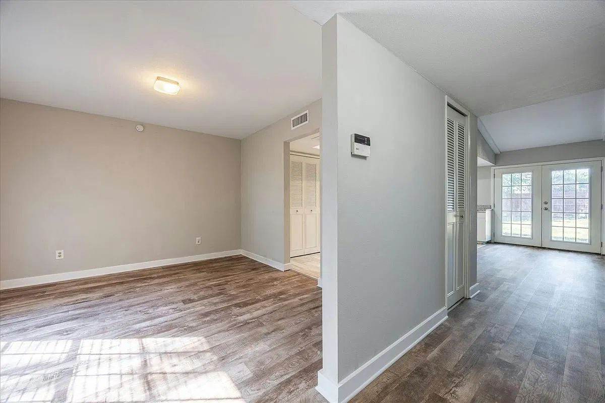 1335 Carnation Dr — Photo 3