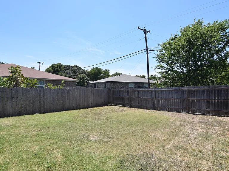 1614 Dakota Trce — Photo 18