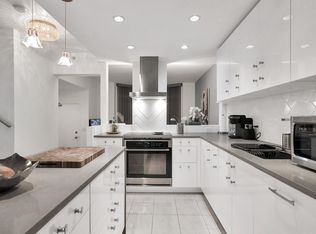 1166 Melville St #216, Vancouver, BC V6E 4P5