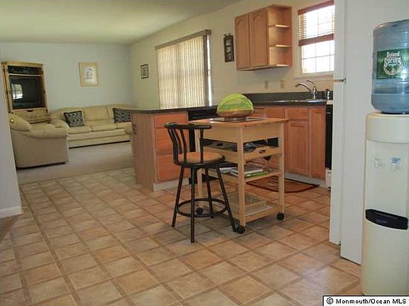 5th image of 709 Montgomery Ave