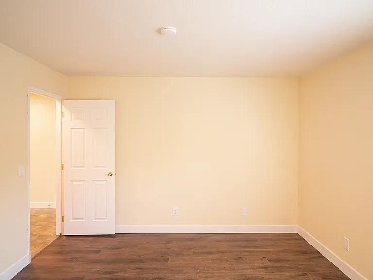 Voltaire Court Apartments — Photo 4