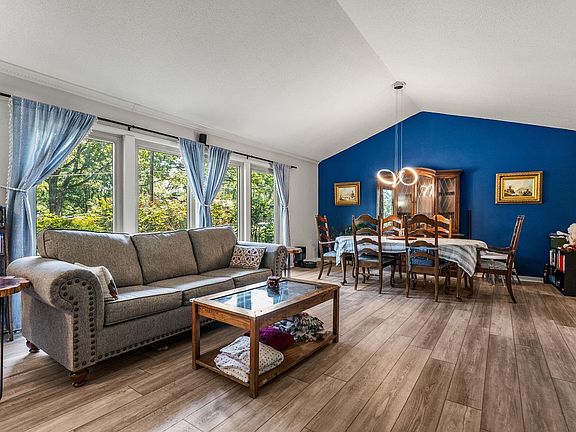 4th image of 45 Greenview Cir