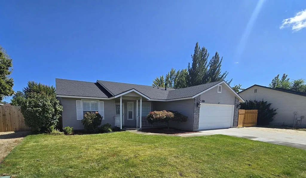 1020 N Crestley Ave — Photo 1