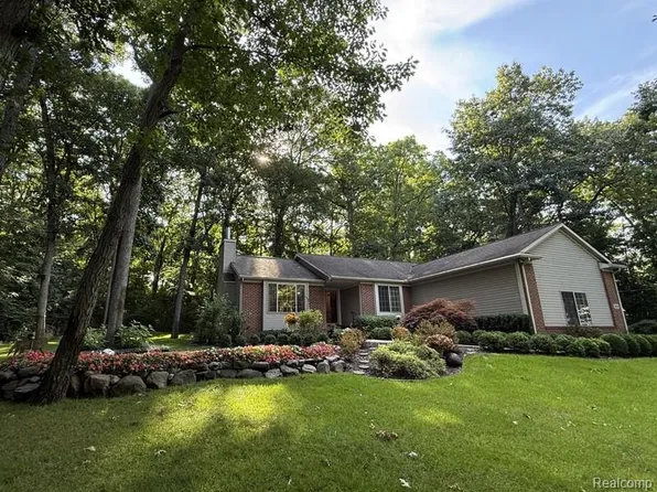3654 Dorothy Ln, Waterford, MI 48329