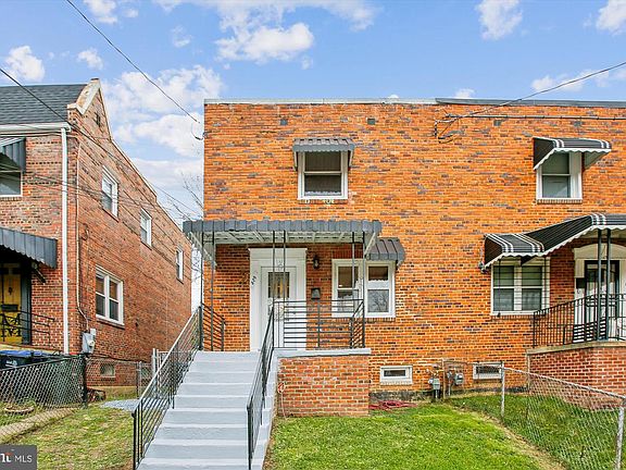 2nd image of 529 Foxhall Pl SE