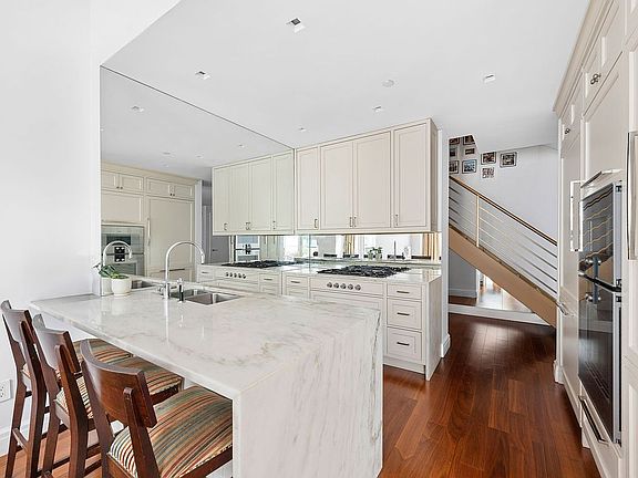 4th image of 555 W 59th St APT Th3c