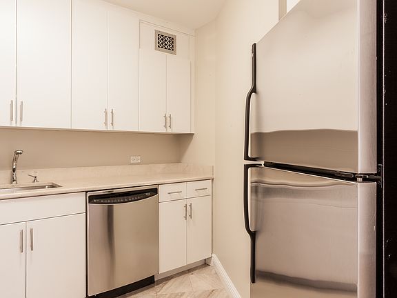 3rd image of 30 W 63rd St APT 9L