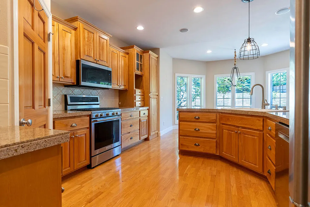 3 bed, 2.5 bath, 2111 sqft, $3,400 — Photo 3