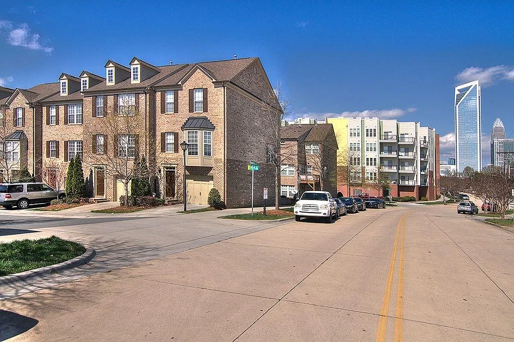 3 bed, 3.5 bath, 2328 sqft, $4,200 — Photo 2