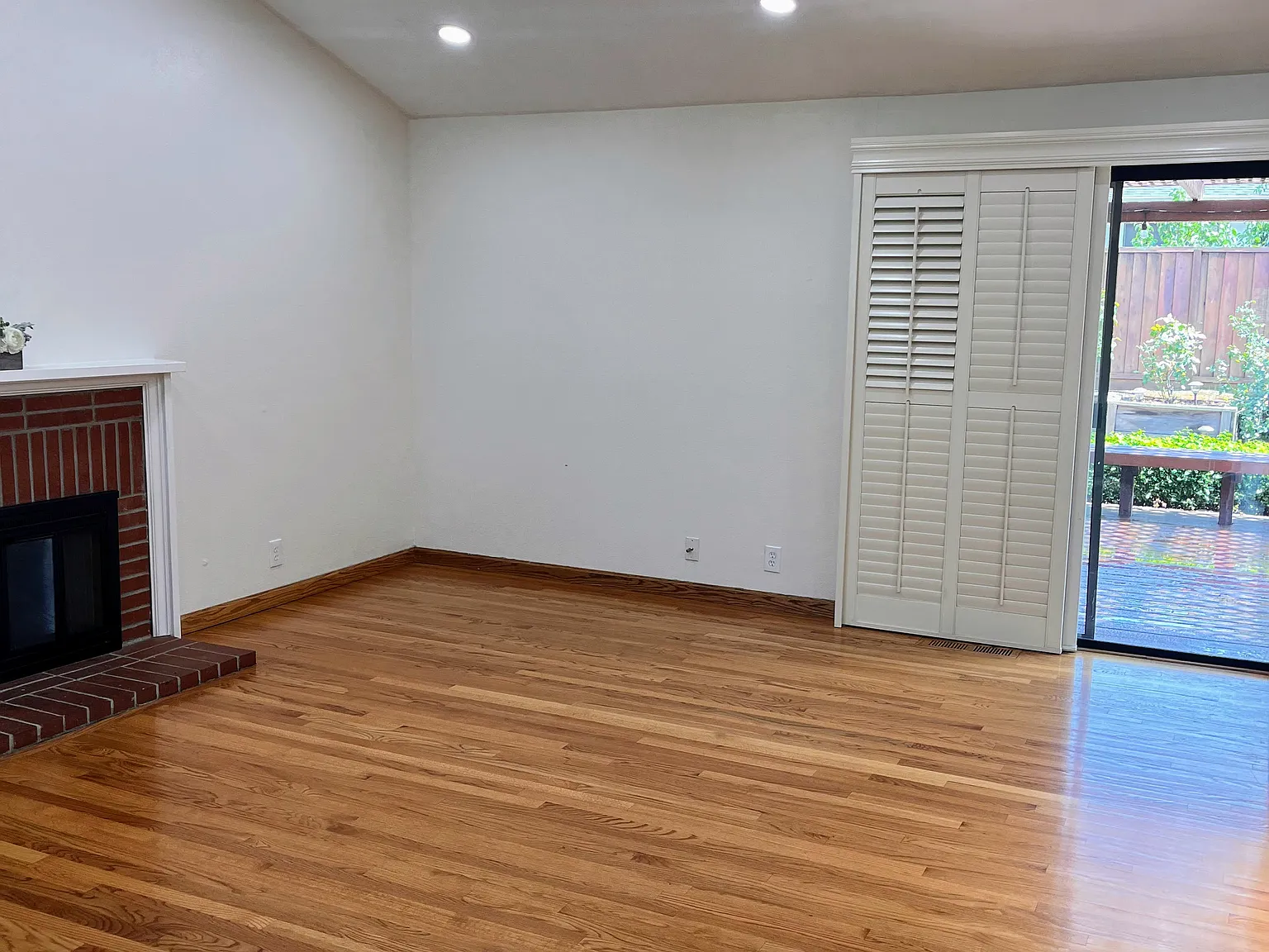 3 bed, 1410 sqft, $4,590 — Photo 2