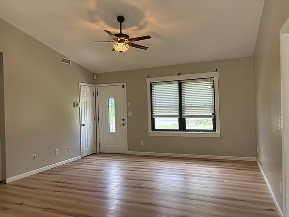 3rd image of 6 Ashwood Dr