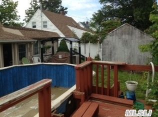 21 Trapper Ln, Levittown, NY 11756