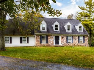 28 Rivers Bend Ct, Lake Barrington, IL 60010